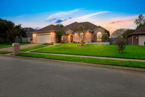 Luxury Home with Gourmet Kitchen - 3 Miles to A&M, Sleeps 14